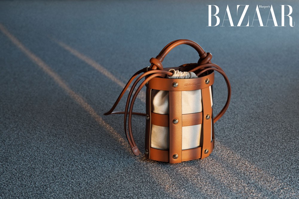 FERRAGAMO CAGE BAG: TÚI XÁCH BIỂU TƯỢNG MỚI CHO MÙA XUÂN HÈ 2022